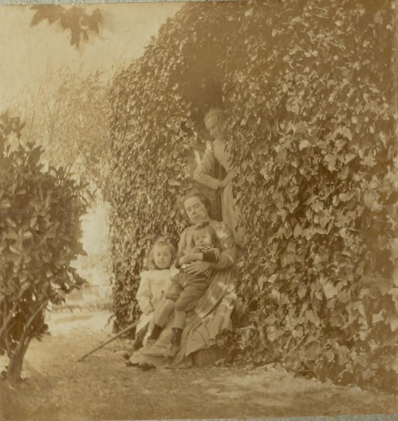 Maurice Denis - Marthe, Noële et Bernadette assises sur le pas de la porte, Hort...