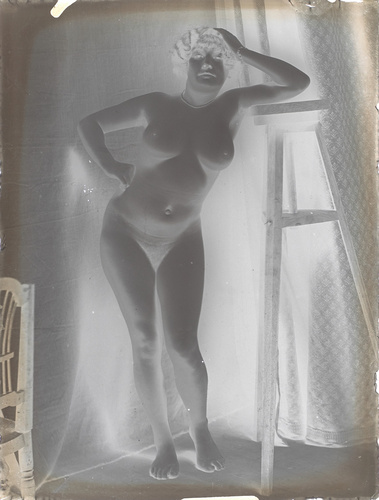 Femme nue debout de face, accoudée