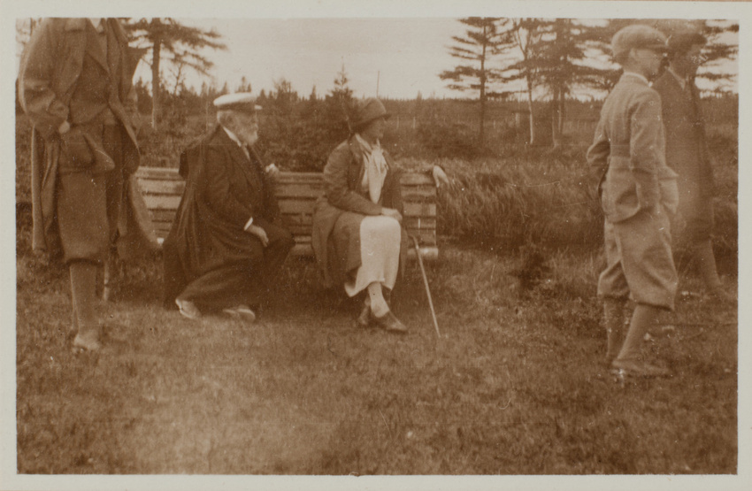 Anonyme - Anticosti, Simone, Gaston et Hubert Menier dans le jardin de la villa