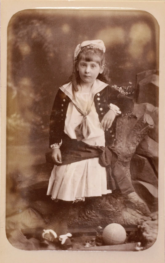 Reutlinger - Petite fille debout à côté d'un ballon
