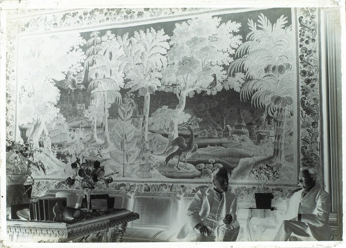 G. Eiffel et Stecchi sculpteur dans le salon de la Villa Salles à Beaulieu - Anonyme