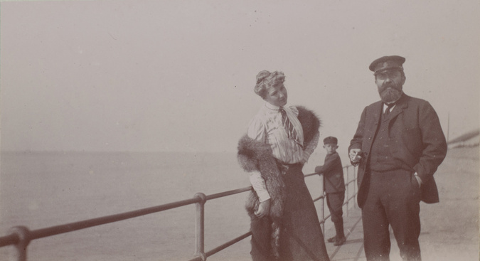 Anonyme - Simone et Gaston Menier sur une avenue longeant la mer