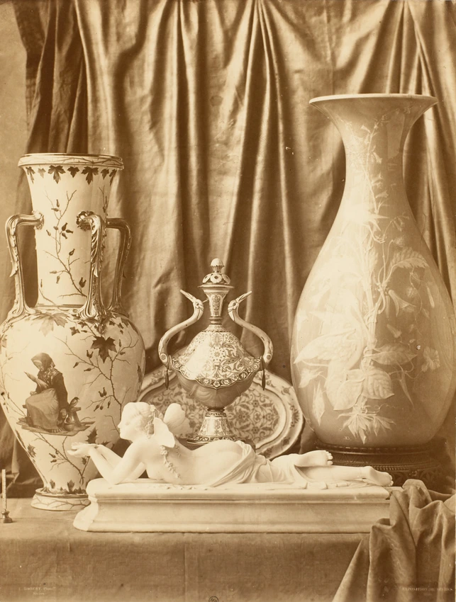 Composition avec trois vases de Sèvres et une figure couchée de Klagmann, 1855 - Louis Robert