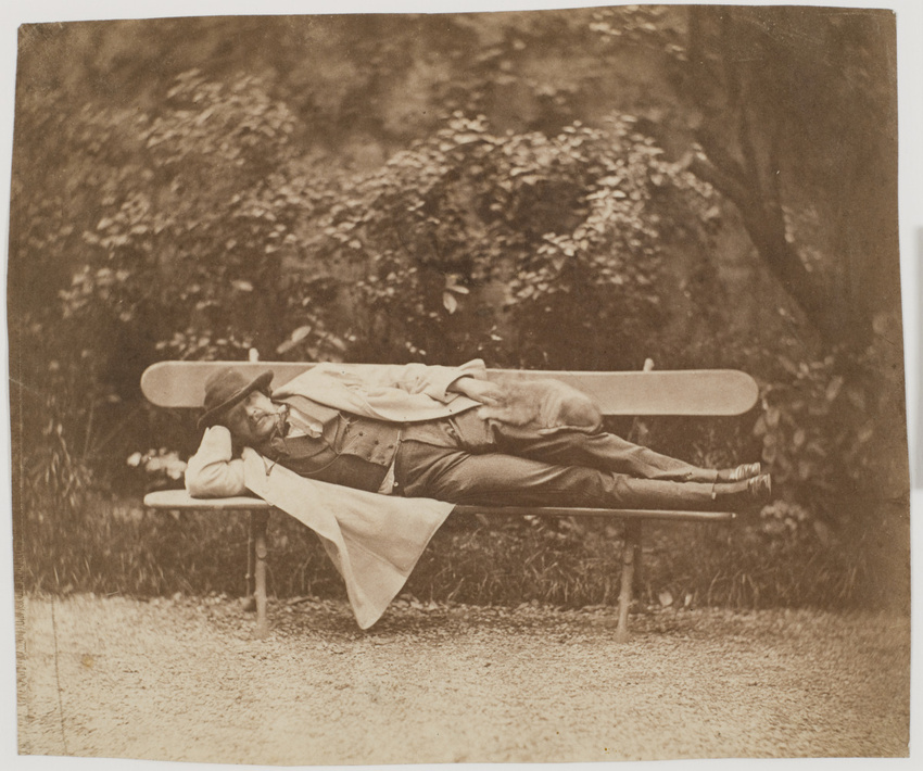 Nadar - Autoportrait allongé sur un banc