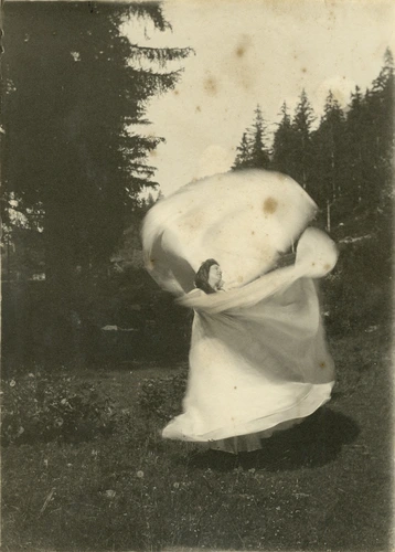 Anonyme - Yvonne Rouart dansant dans une robe prêtée par Loïe Fuller