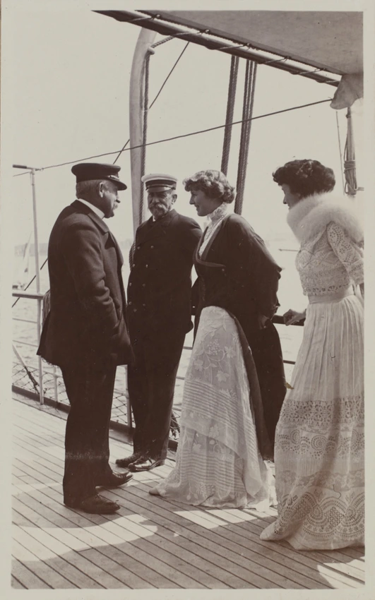 Anonyme - Deux hommes et deux femmes sur le pont du bateau