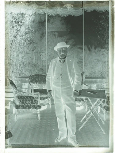G. Eiffel debout, en pied dans la véranda de la Villa Salles à Beaulieu - Anonyme