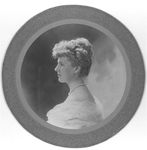 Paul Nadar - Mme Georges Menier née Simone Legrand, en buste, 1907