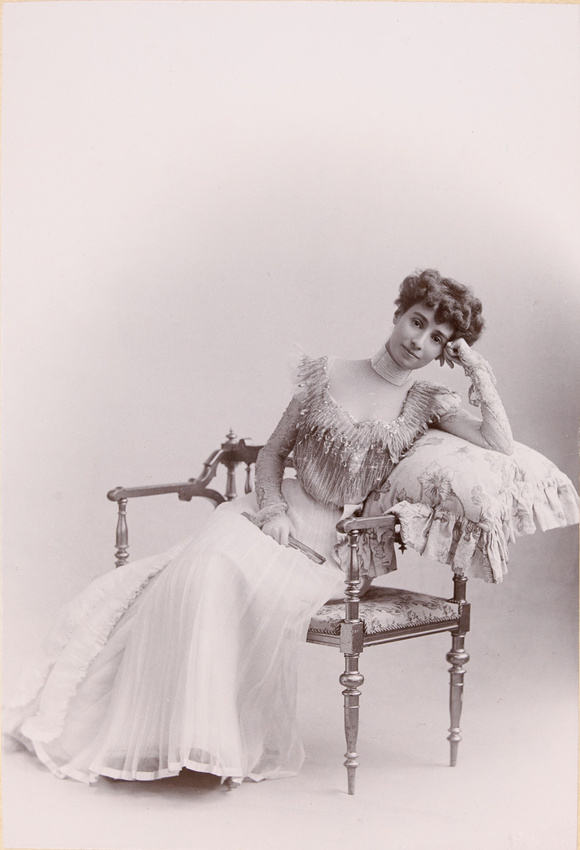 Frédéric Boissonnas - Mme Eugène Salles assise dans un fauteuil