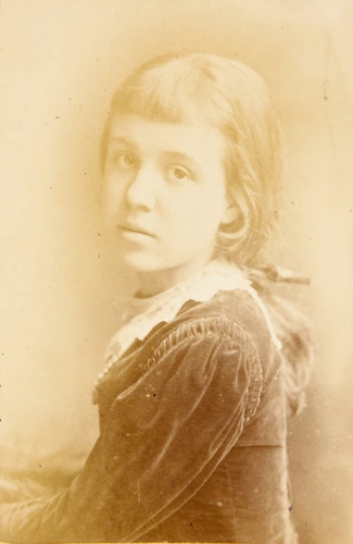 Byrne & Co - Anna Alma-Tadema, à l'âge de douze ans, de trois-quarts