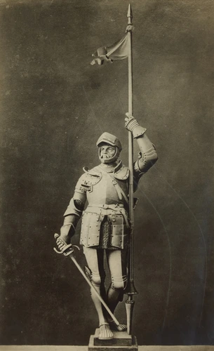 Anonyme - Vue d'un des chevaliers ornant la crête de l'Hôtel de Ville de Paris :...