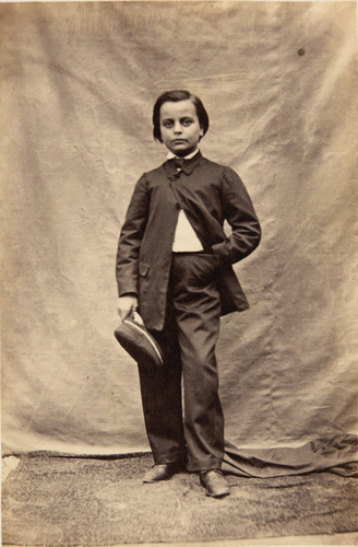 Achille Bonnuit - Jeune garçon en pied, sa casquette à la main