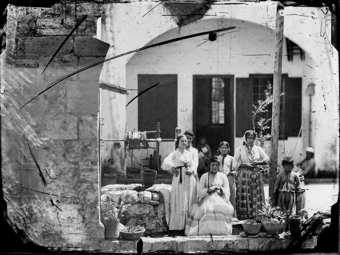 Henry Sauvaire - Groupe de femmes près d'un puits