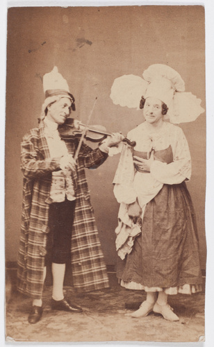 Anonyme - Deux comédiens en costume de scène, Paul Legrand vêtu d'un costume fém...