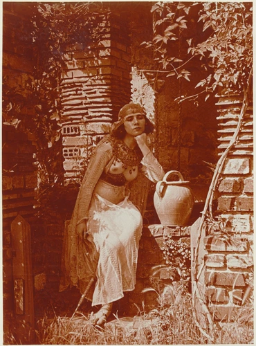 Charles Augustin Lhermitte - Jeune femme en costume oriental se reposant dans l'...