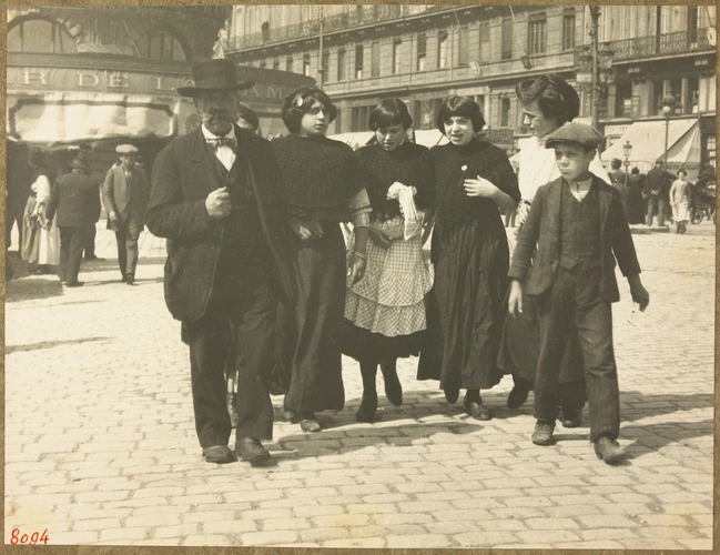 Anonyme - Marseille : scène de rue, groupe d'une famille marchant