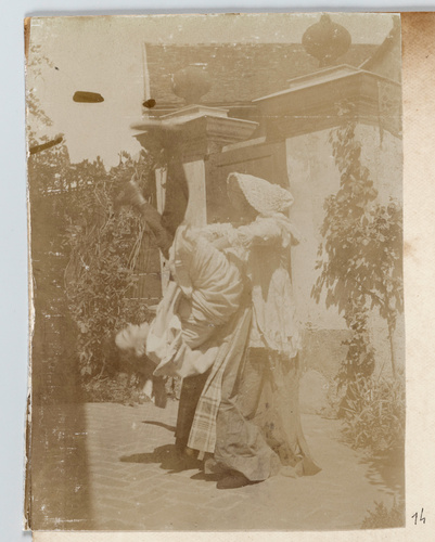 Anonyme - Deux personnes réalisant une acrobatie