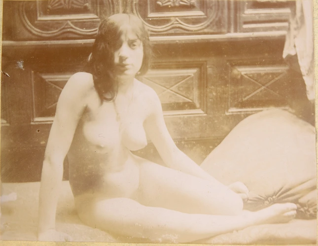 François-Rupert Carabin - Femme nue assise de face, jambes croisées