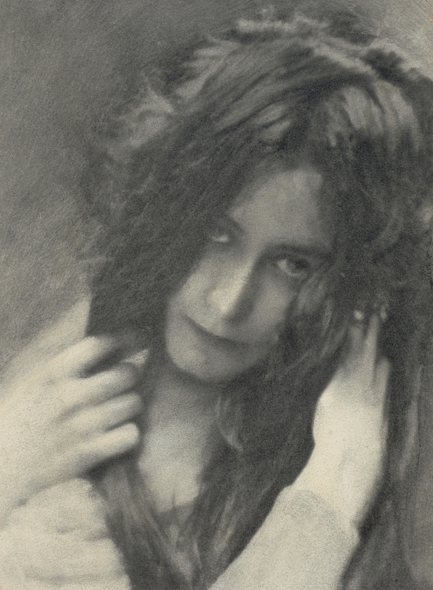 André Hachette - Jeune femme brune, cheveux dénoués et nue, drappée dans une éto...