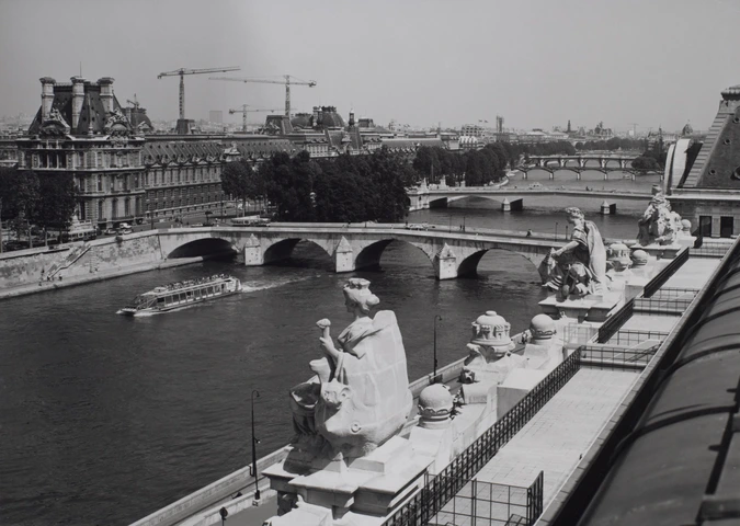 Terrasse de la Galerie des Hauteurs, vue des trois statues et vue panoramique vers le Louvre - Jim Purcell