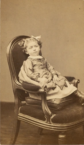 Claire Eiffel enfant assise dans un fauteuil - Pierre Lanith Petit
