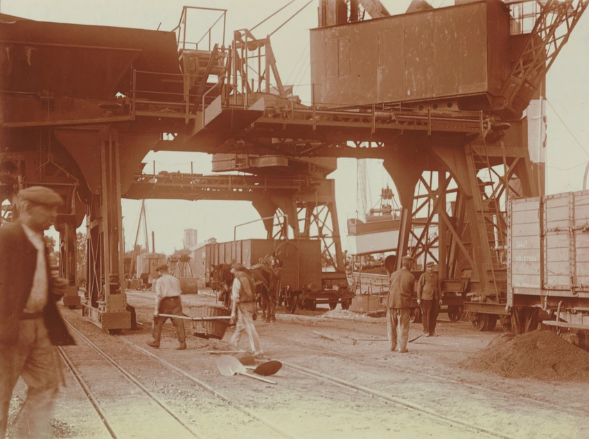 Charles Augustin Lhermitte - Ouvriers portant des paniers sur un chantier naval,...