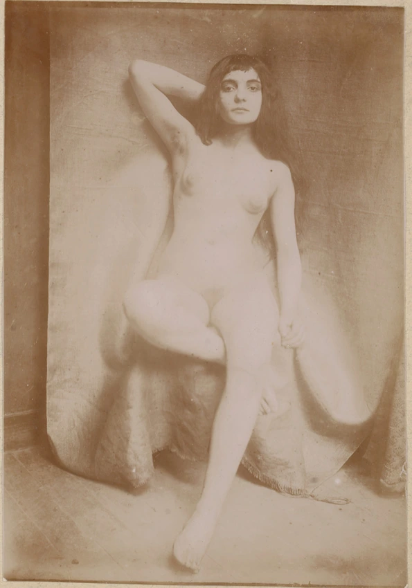 François-Rupert Carabin - Femme nue assise, de face, jambe droite pliée, bras dr...