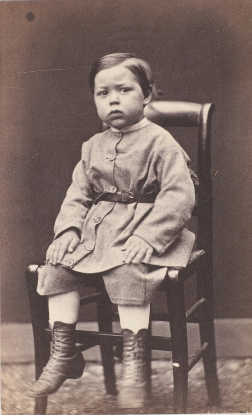 Achille Bonnuit - Petit garçon assis sur une chaise