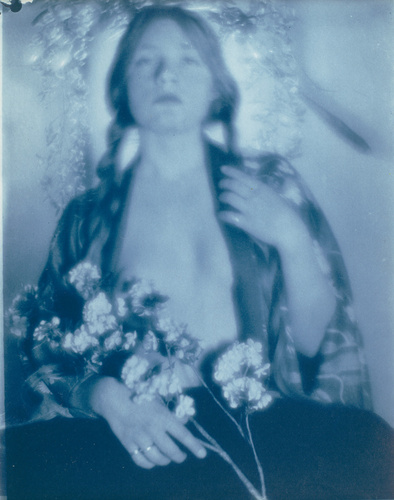 Paul Burty Haviland - Florence Peterson en kimono portant des fleurs