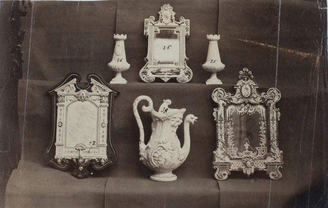 Anonyme - Trois miroirs, deux vases et une cafetière en céramique