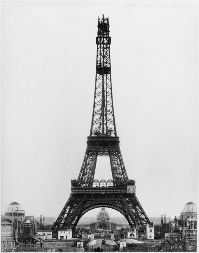 La Tour Eiffel presque juqu'au troisième étage le 2 Février 1889. Les aménagements de la première plate forme ont devancé au second plan les bâtiments de l'Exposition universelle - Louis-Emile Durandelle
