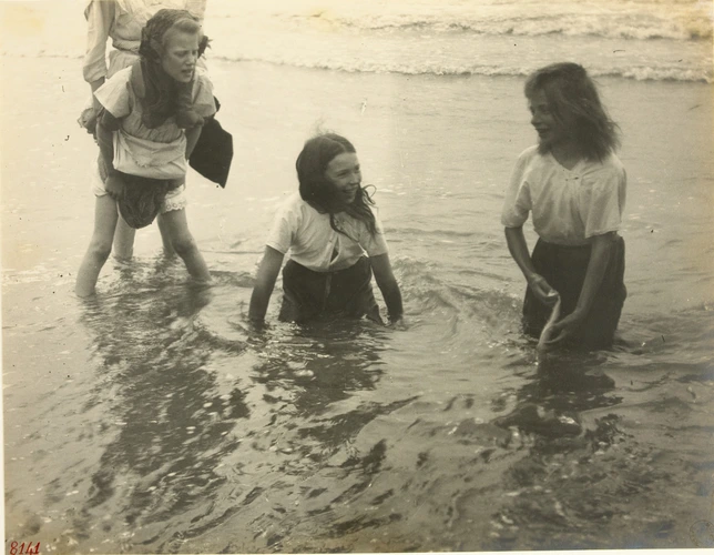 Scène de plage : quatre jeunes filles jouant dans l'eau - Anonyme