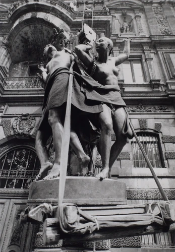 Jim Purcell - Sortie du Palais du Louvre, par la fenêtre de la Grande Galerie : ...