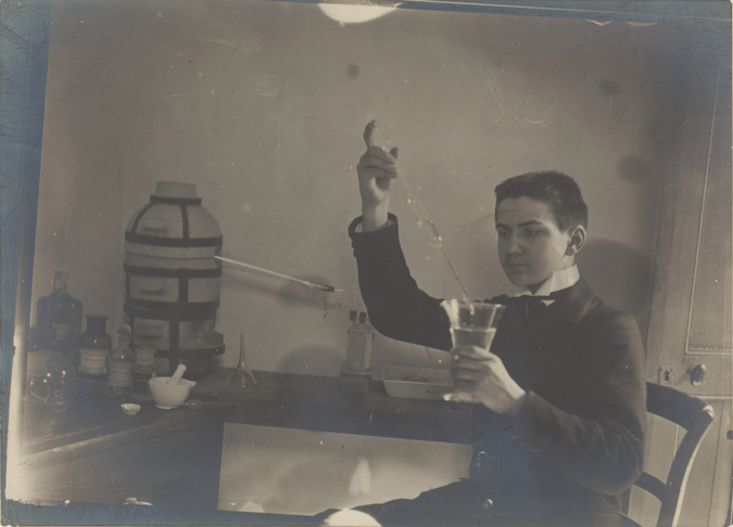 Anonyme - Jean Dagnan, assis, en buste, avec des instruments de chimie