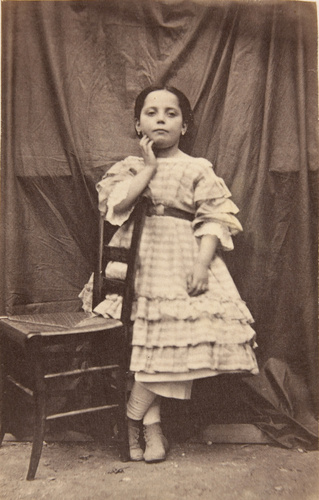 Achille Bonnuit - Petite fille en pied, appuyée au dossier d'une chaise