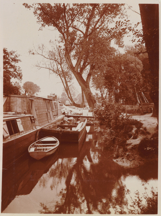 Charles Augustin Lhermitte - Péniche amarrée le long d'une rive ombragée