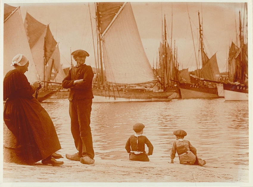 Douarnenez, deux adultes et deux enfants devant le port - Charles Augustin Lhermitte