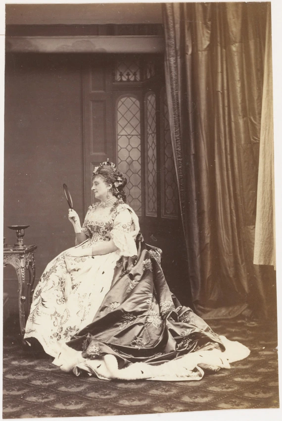 André Adolphe Eugène Disdéri - Mlle Hortense Schneider en une pose