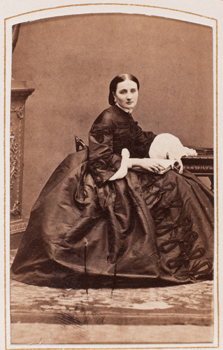 André Adolphe Eugène Disdéri - Femme assise, un livre sur les genoux.