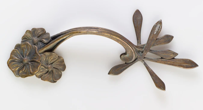 Poignée de meuble asymétrique, branche à décor de trois fleurs d'un côté et à décor de feuilles de l'autre - Paul Follot