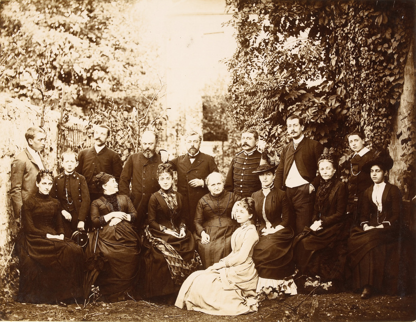 Anonyme - Groupe en extérieur autour de Gustave Eiffel et de Mme Gaudelet