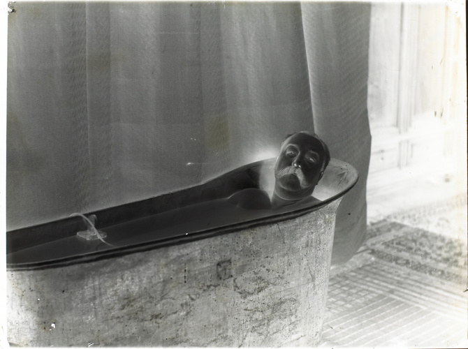 Anonyme - Un homme dans son bain