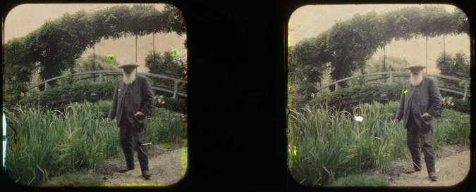 Etienne Clémentel - Claude Monet debout de face, devant le pont à Giverny