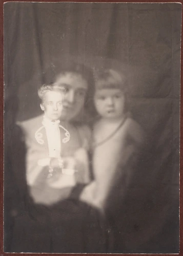 Anonyme - Photographie spirite (médium et spectres d'une femme et de son enfant)