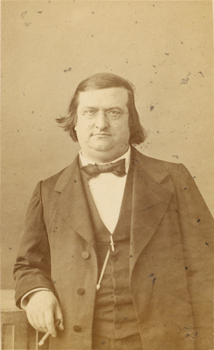 Louis Ulbach né à Troyes 1822 mort en 1889, littérateur, directeur de la Revue de Paris en 1855 Collabore au Temps, au Figaro, fonda en 1868 La Cloche, bibliothécaire de l'Arsenal en 1868