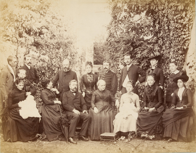 Anonyme - Groupe en extérieur autour de Gustave Eiffel et de Mme Gaudelet sa bel...