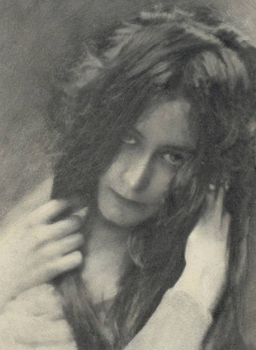 André Hachette - Jeune femme brune, cheveux dénoués et nue, drappée dans une éto...