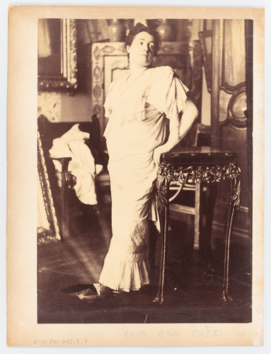 Anonyme - Lili Grenier adossée contre une table dans l'atelier d'Albert de Belle...