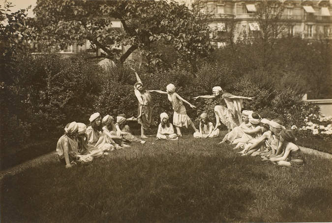 Harry C. Ellis - Les Elèves de Loïe Fuller dans le parc de la propriété de Mme d...