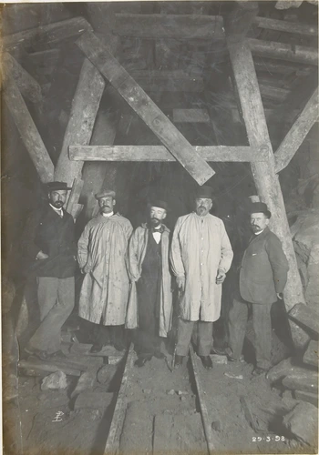 Emmanuel L. Pottier - Cing hommes posant dans un tunnel devant un chevaleret